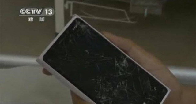 新一代不死機神？大陸冧樓 Lumia 920 救人一命