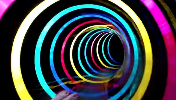 瀡滑梯咁至好玩 ! 體驗 LED 時光黑洞水滑梯