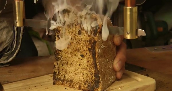 又一創意發明！神奇「多士刀」切開麵包即變成多士