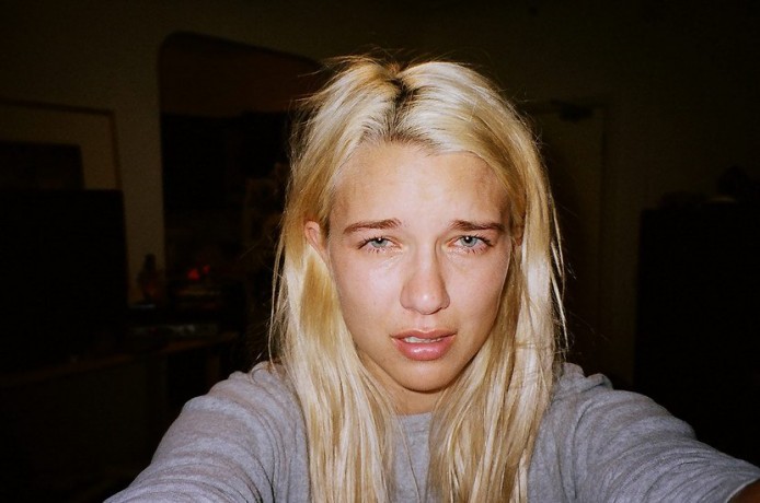 藝術？攝影師每次哭都用菲林相機自拍