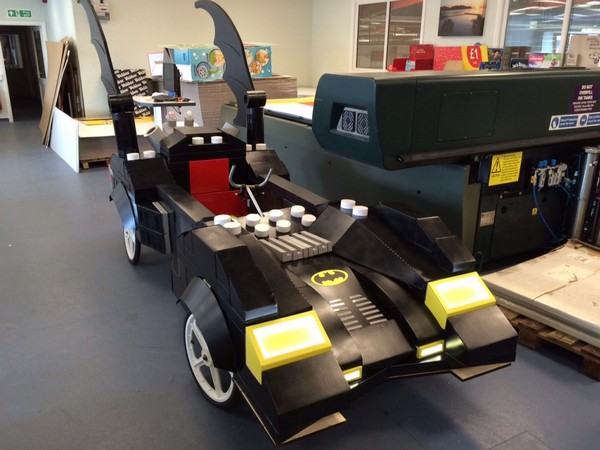 用卡紙砌出來！1：1 LEGO 蝙蝠車現身 Red Bull 鬼馬飛車比賽