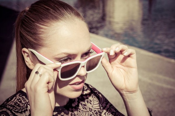 鏡片顏色話變就變！ 智能太陽眼鏡 Ctrl One 登場