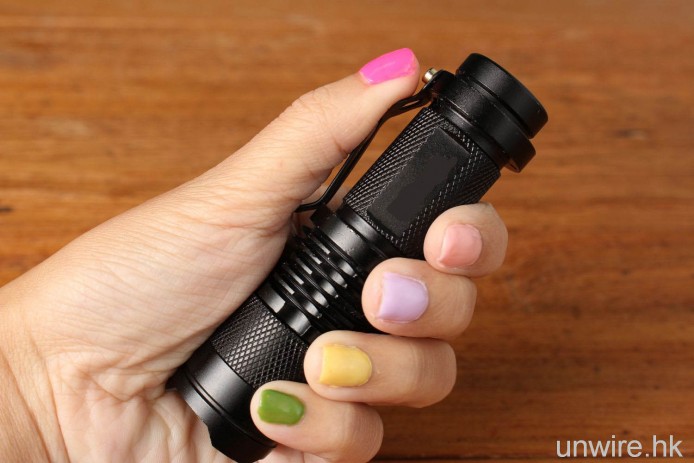 依莉詩開心大發現！鴨記 $50 電筒都做到 Gel 甲