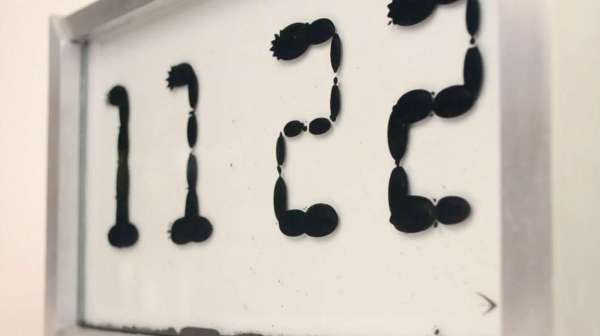 藝術品一樣！Ferrolic 鐵磁流體掛牆鐘數字猶如水滴般流動