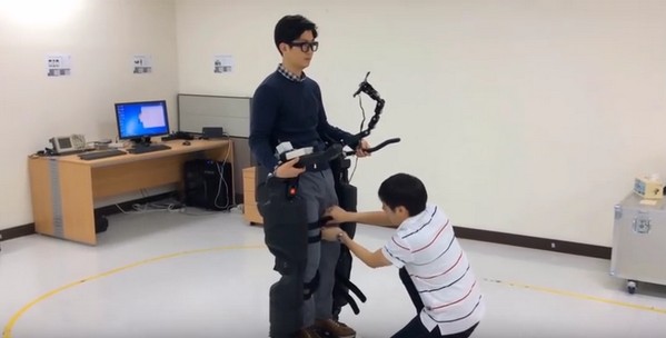 無需開腦植入晶片！德韓大學成功研發腦電波控制人體外骨骼