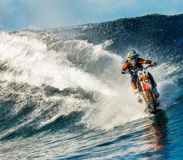 【有片睇】挑戰人類極限！職業車手改裝越野電單車成功於海面玩滑浪