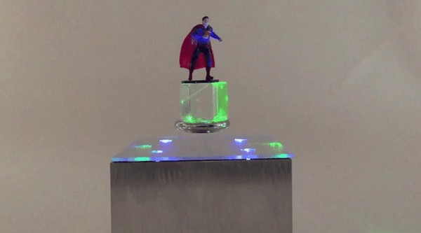 識發光超有型！Magic Cube 懸浮鐳射棱鏡可放置各種擺設