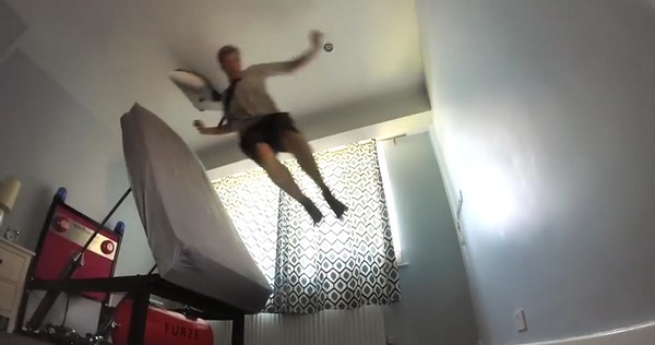 再冇機會賴床！神奇彈弓床一夠鐘即將成個人彈射出去