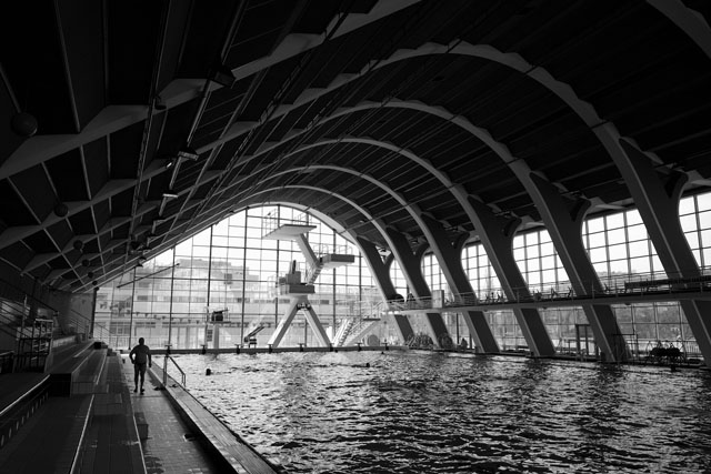 攝影師 Rishabh Kaul 於布拉格公共泳池拍攝兩個月「濕樂園」