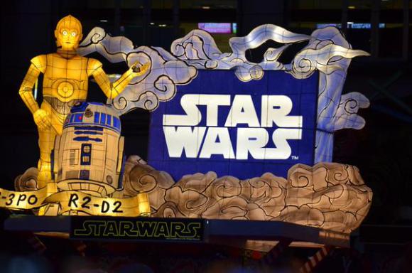 星球大戰闖入 Nubuta 祭！青森市夜光花車巡遊