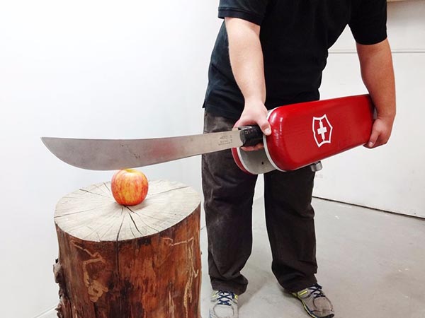 雙手先捧得起！巨大化 Swiss Army 萬用刀專門用來對付喪屍