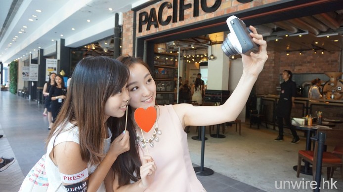 依莉詩：「自拍鏡幾準！」－ Fujifilm Instax mini 70 即影即有相機評測