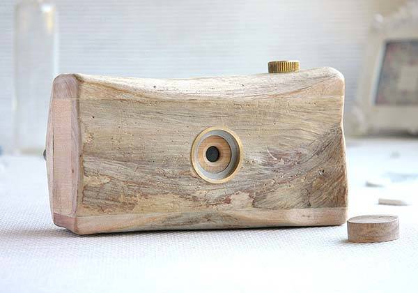 散發自然氣息！Driftwood 針孔相機用浮木人手製成