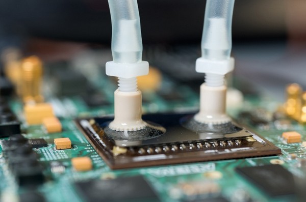 直接將水灌落晶片散熱！美大學成功研發全新 FPGA 水冷系統