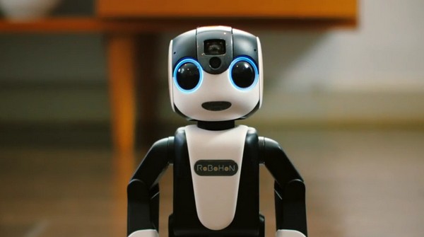 識行識走又可打電話上網！Sharp 明年推出全新手機機械人 RoBoHoN