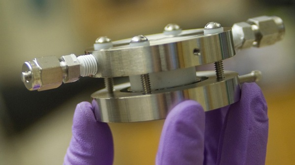 可充放電 2,000 次！劍橋大學成功研發全新「鋰空氣電池」更輕更細電量更多