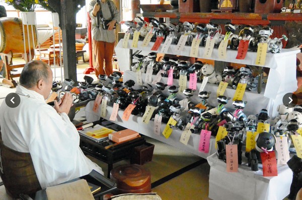 陪著你走！日本寺廟為 71 隻 Aibo 機械狗舉行超渡葬禮