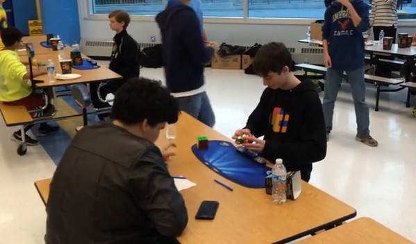 最強大腦！美國少年 4.9 秒還原扭計骰刷新世界紀錄