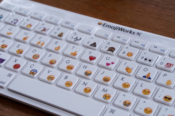 Emoji 無線藍牙鍵盤大量快捷鍵可即時輸入圖案