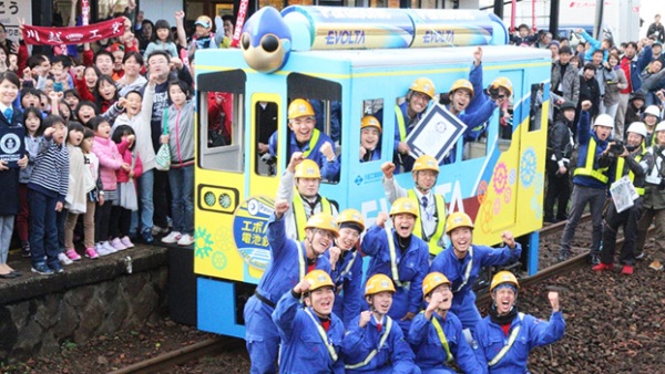 採用 600 枚電池！日本高中生自製乾電池電車刷新健力士世界紀錄