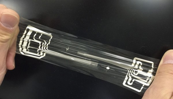 彎曲摺疊手機更易開發！Panasonic 成功研發柔韌電路板物料可拉長壓扁