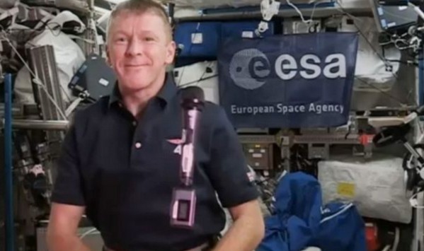 「喂喂..喺唔喺地球？」英國太空人打錯電話