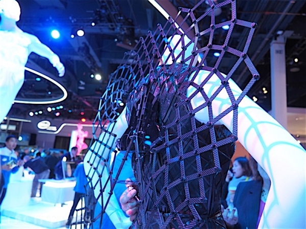 3D 伸縮物料！Intel 發表「智能連身裙」識變形