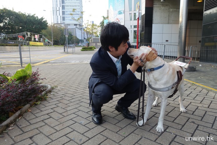 僅餘 3 成視力，靠導盲犬並肩創業！Walter 助高學歷殘疾人士搵工