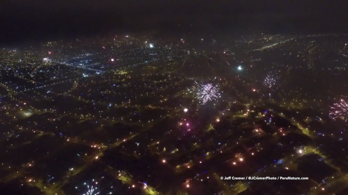 攝影師利用航拍機係除夕倒數晚於利馬上空拍攝煙花