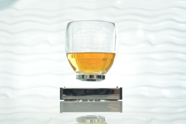 品味生活！Oak Bottle「懸浮酒杯」讓你飲酒飲得型過人