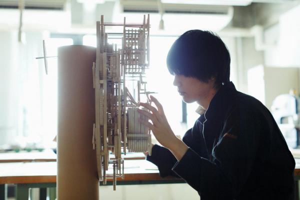 【有片睇】畢業傑作！木製「書寫時鐘」自動寫出時間