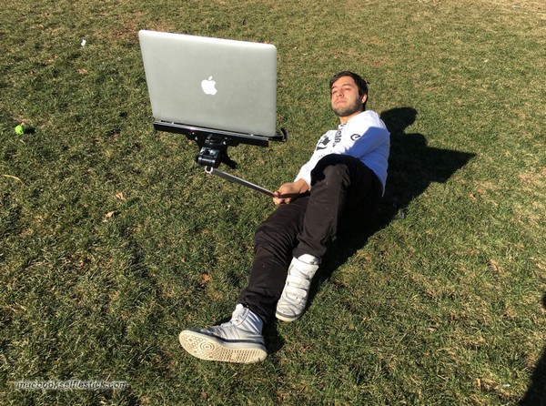 浮唔浮誇？MacBook 自拍神棍周街用勁搶眼