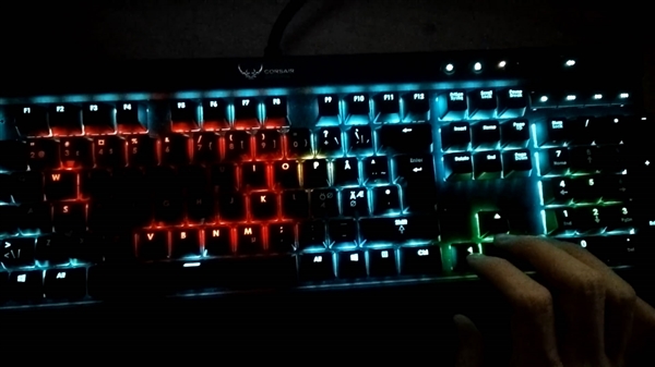 挑戰極限！ 在 BackLight 鍵盤上面玩貪食蛇?