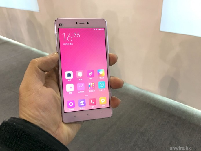 前後玻璃手感似 Sony！小米手機 4s 現場速測