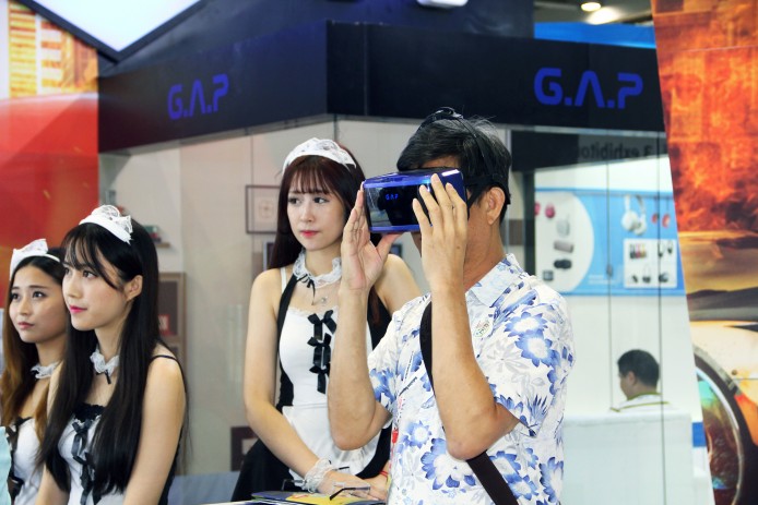 體驗最新 VR 技術 2016環球資源電子產品展