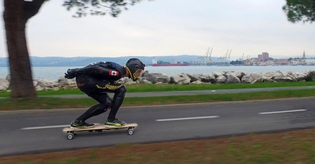 時速高達 95Km/h!  創電動滑板車世界紀錄
