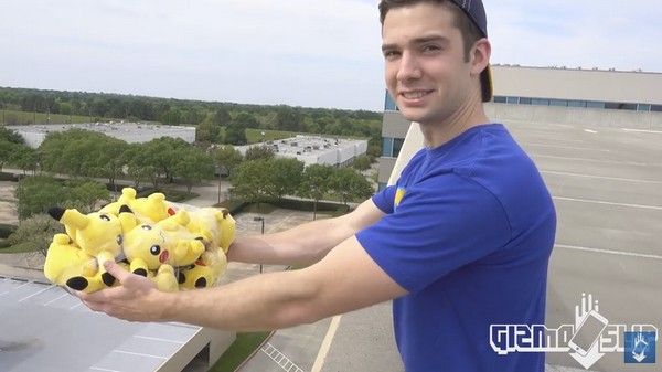 【有片睇】比卡超大發神威！力保 iPad Air 百呎高空墮地無損