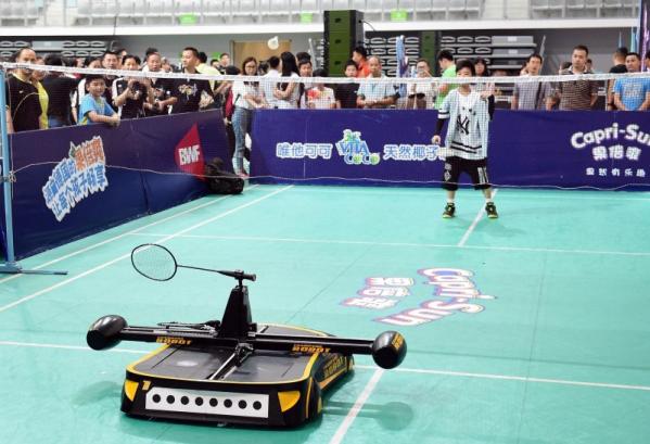 大陸電子公司研發羽毛球伴打機械人