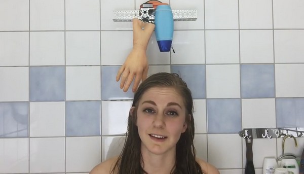 【有片睇】靚女發明家又嚟料！自製「洗頭假手」又係得啖笑