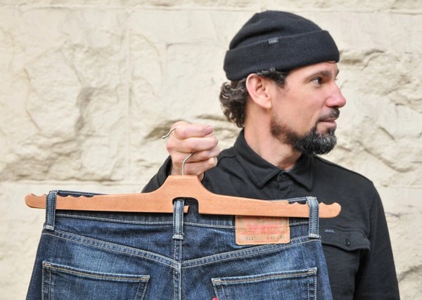 唔會出現摺痕！Jean Hanger 一鈎即可攤直掛起褲子唔駛用衣夾