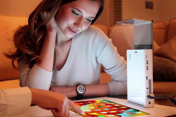 畫面最大達 80 吋！Lazertouch 手提投影機可將任何平面變成輕觸式平板