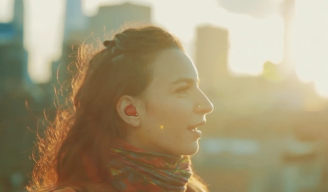 戴上耳機即時傳譯   旅行溝通零障礙