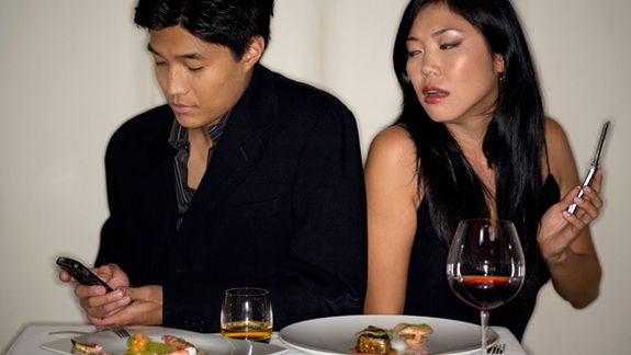 老婆掛住玩手機   丈夫結婚翌日嗌離婚