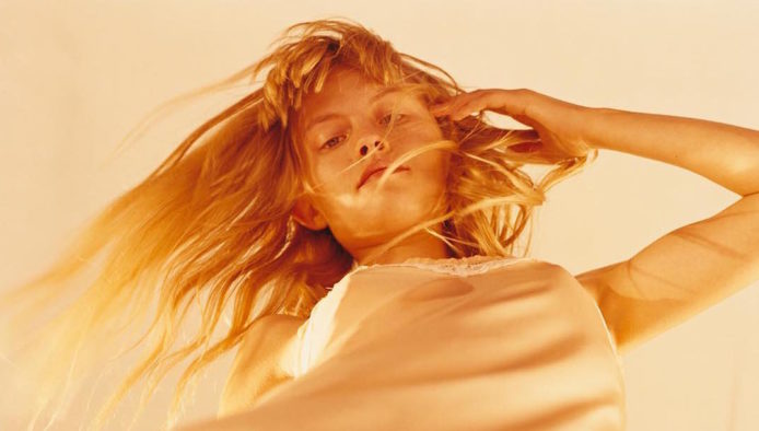 鼓勵偷拍？Calvin Klein 最新廣告惹爭議