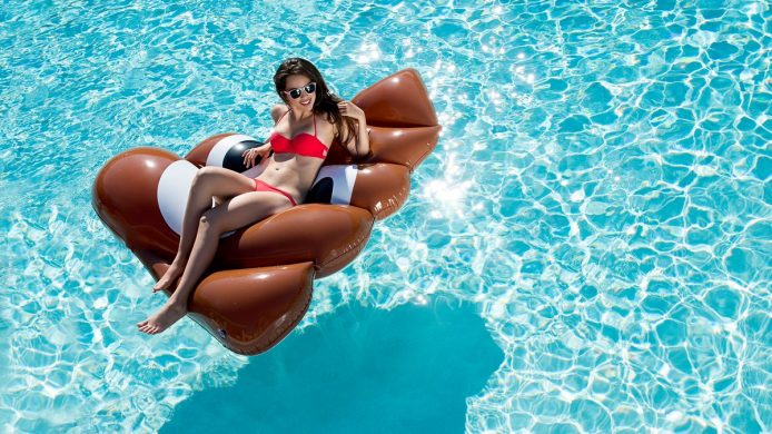 海灘有便便漂浮？巨型 Emoji 浮床上市