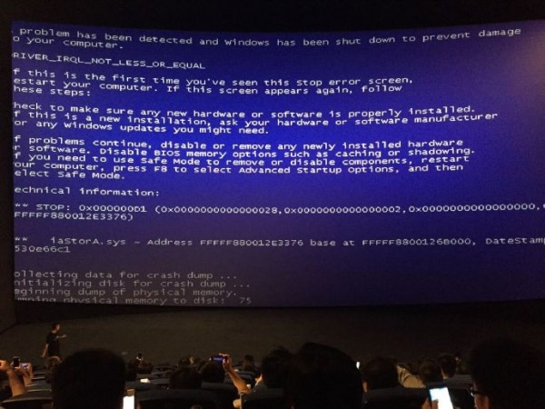 中國戲院播放《魔獸》電影時 中途 「藍畫面」