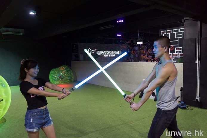 練劍上戰場！ 依莉詩到鰂魚涌 Crossfire Arena 試玩 Neon Sabres 激光劍