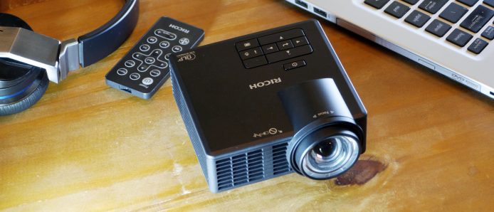 隨身掌上「超短投」Projector –  Present、打機睇戲工作娛樂集一身 – Ricoh PJ WXC1110