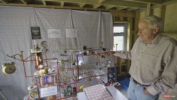 【有片睇】退休機師自製「懶人早餐機」！煠蛋、烘多士、沖茶、遞報紙全程自動化