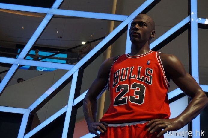 依莉詩唔係矮 Michael Jordan 好多！ 3大「籃神」真人原大雕像登陸利園區